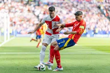 Thumbnail for article: Ajax kijkt aandachtig naar Josip Sutalo in een Kroatië-shirt