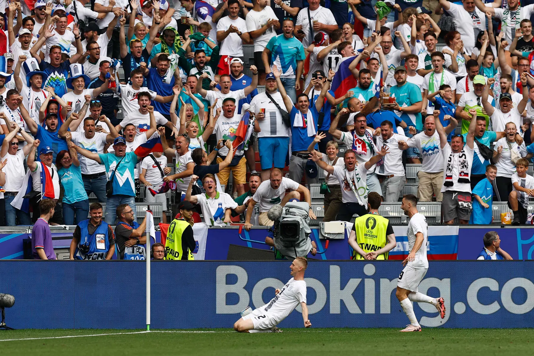 Servië ontsnapt aan blamage in Balkan-derby door extreem late goal