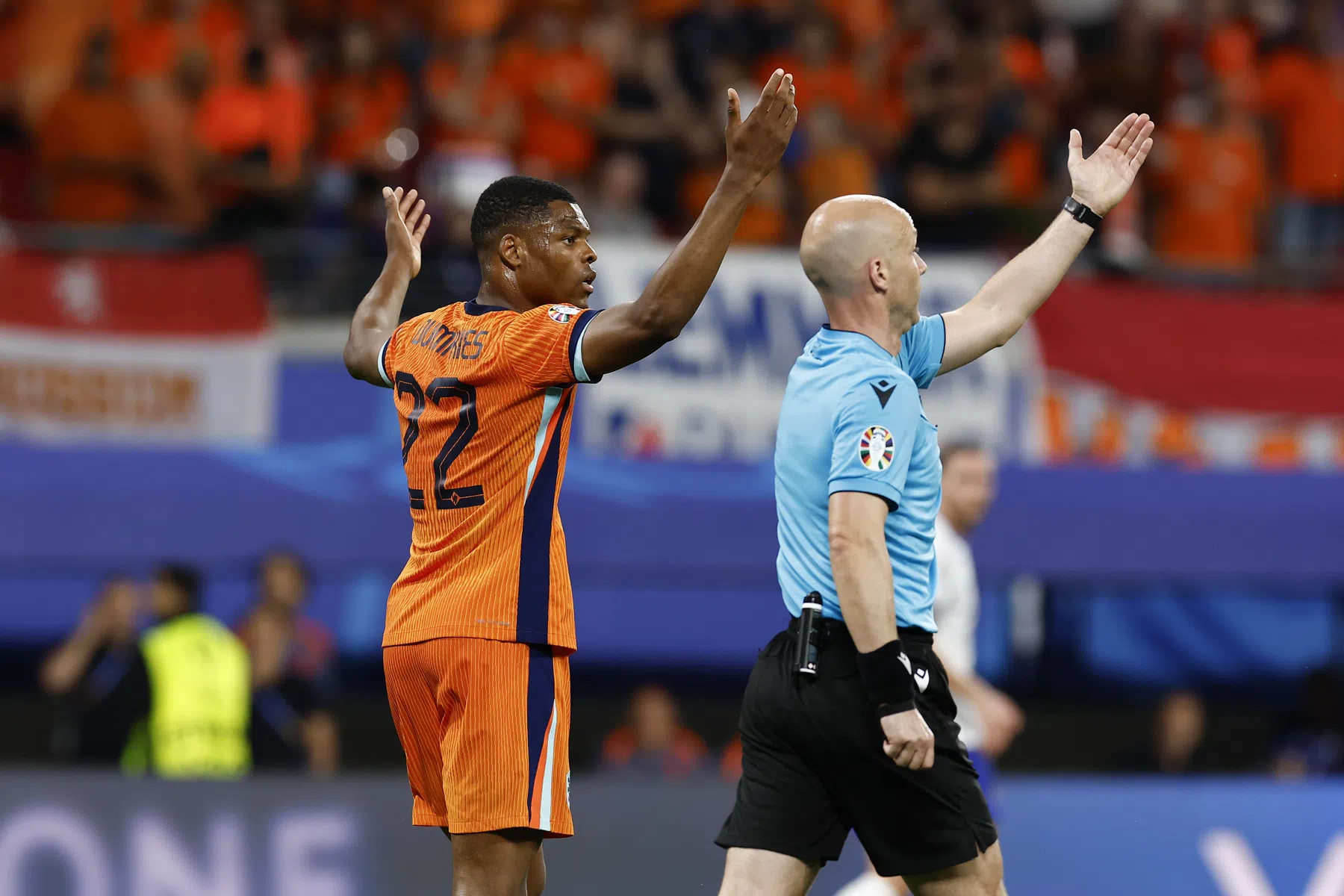 Dumfries baalt van afgekeurde goal: 'Ik hinder de keeper niet'