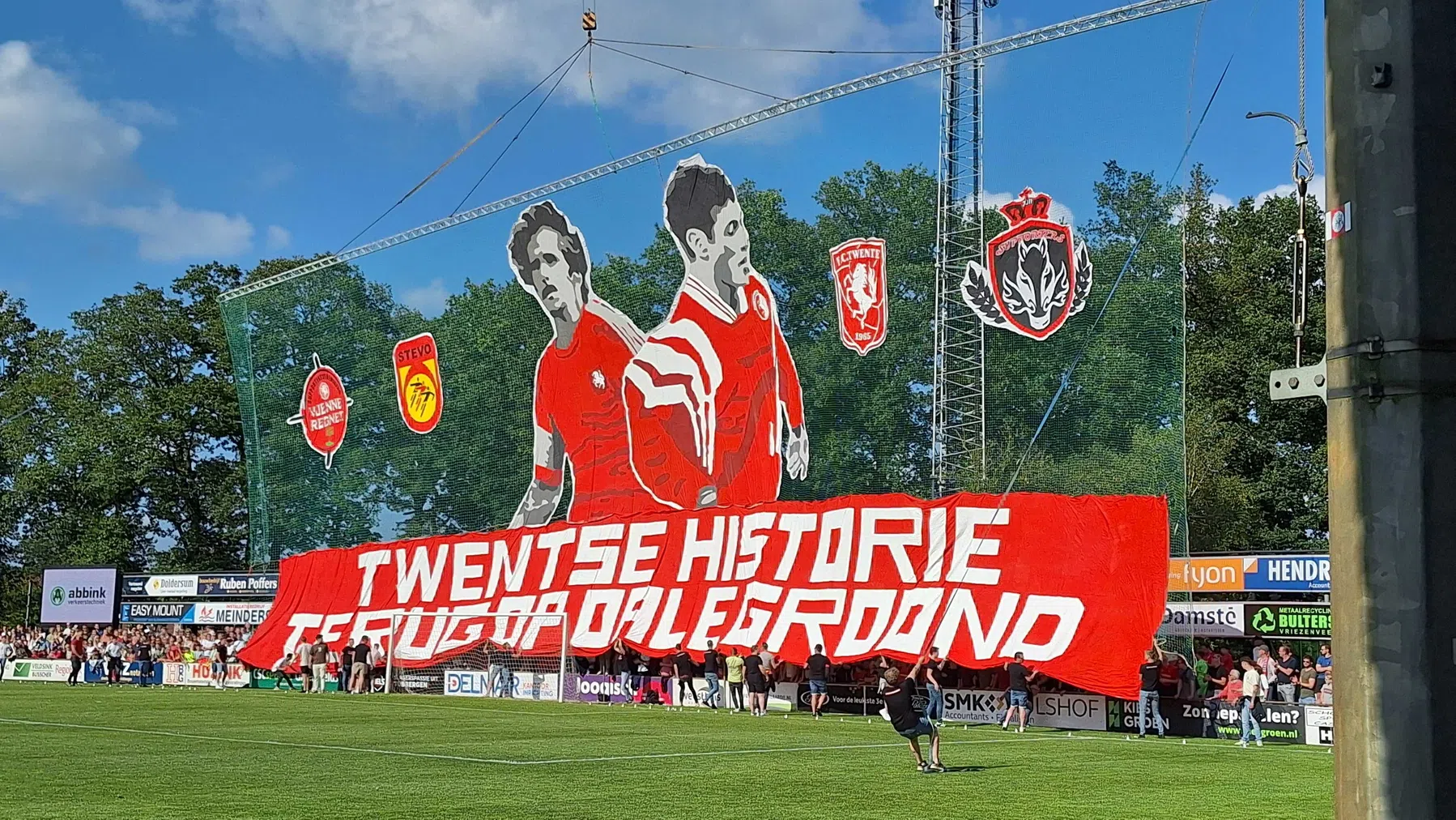 Geen gejuich, maar sirenes: de zwarte zomeravond van FC Twente