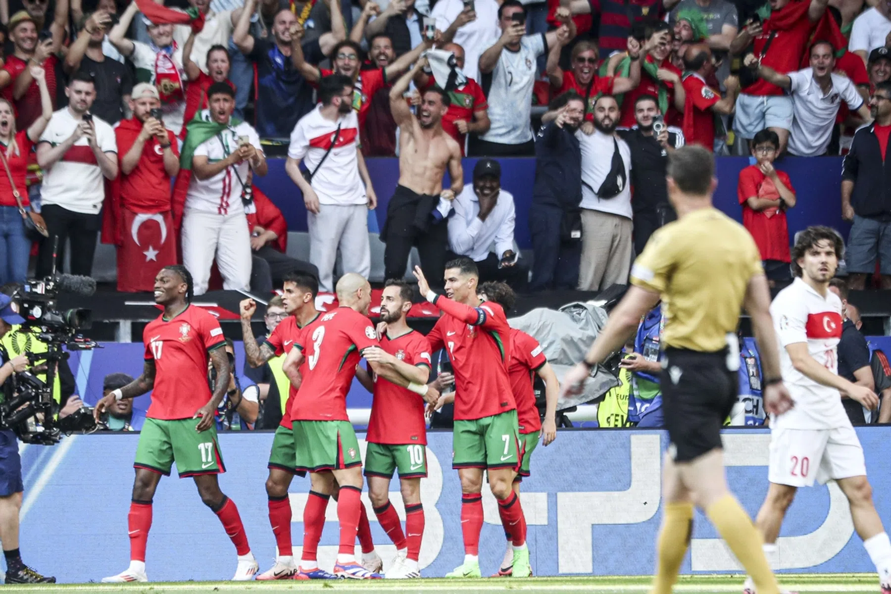 Portugal heeft weinig last van schutterend Turkije en zit in de volgende ronde