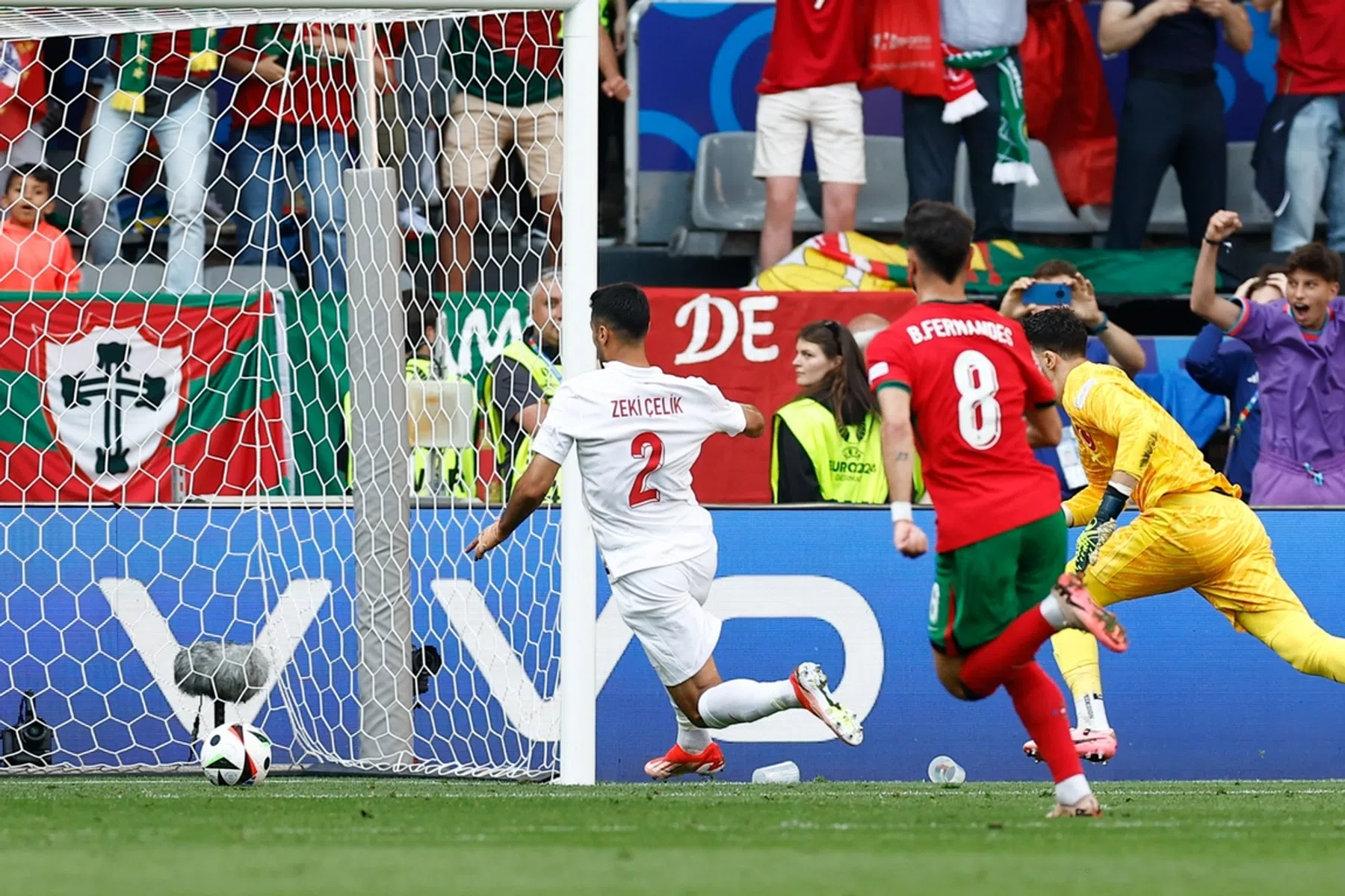 Zien om te geloven: kolderieke eigen goal Turkije laat Portugal juichen