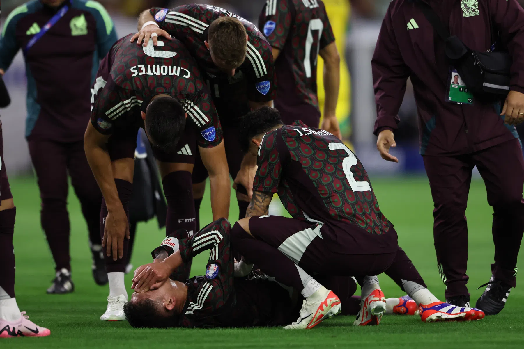 Ex-Ajacied Álvarez in tranen van het veld bij Mexico