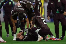 Thumbnail for article: Ex-Ajacied Álvarez in tranen van het veld bij Mexico