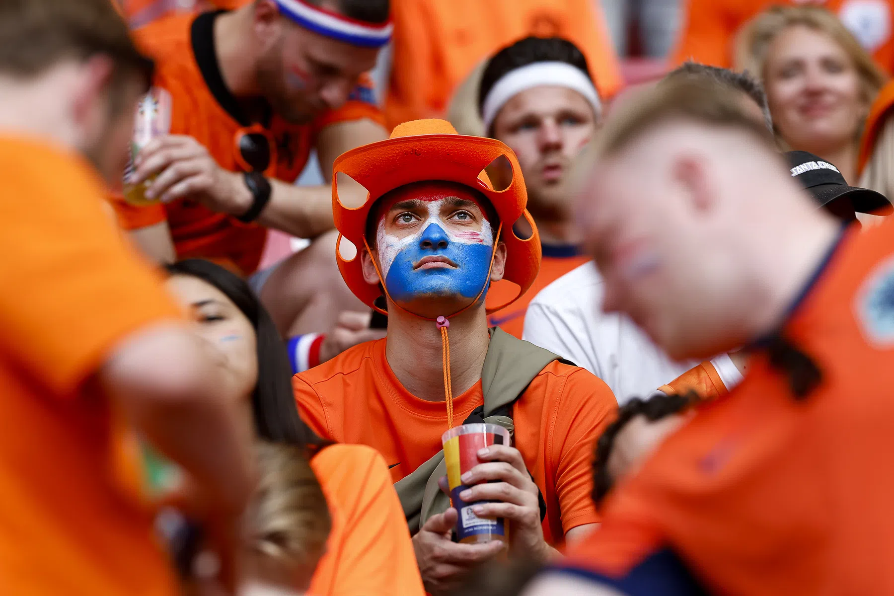 Nederlandse fan gered door politie na gestolen telefoon met wedstrijdticket