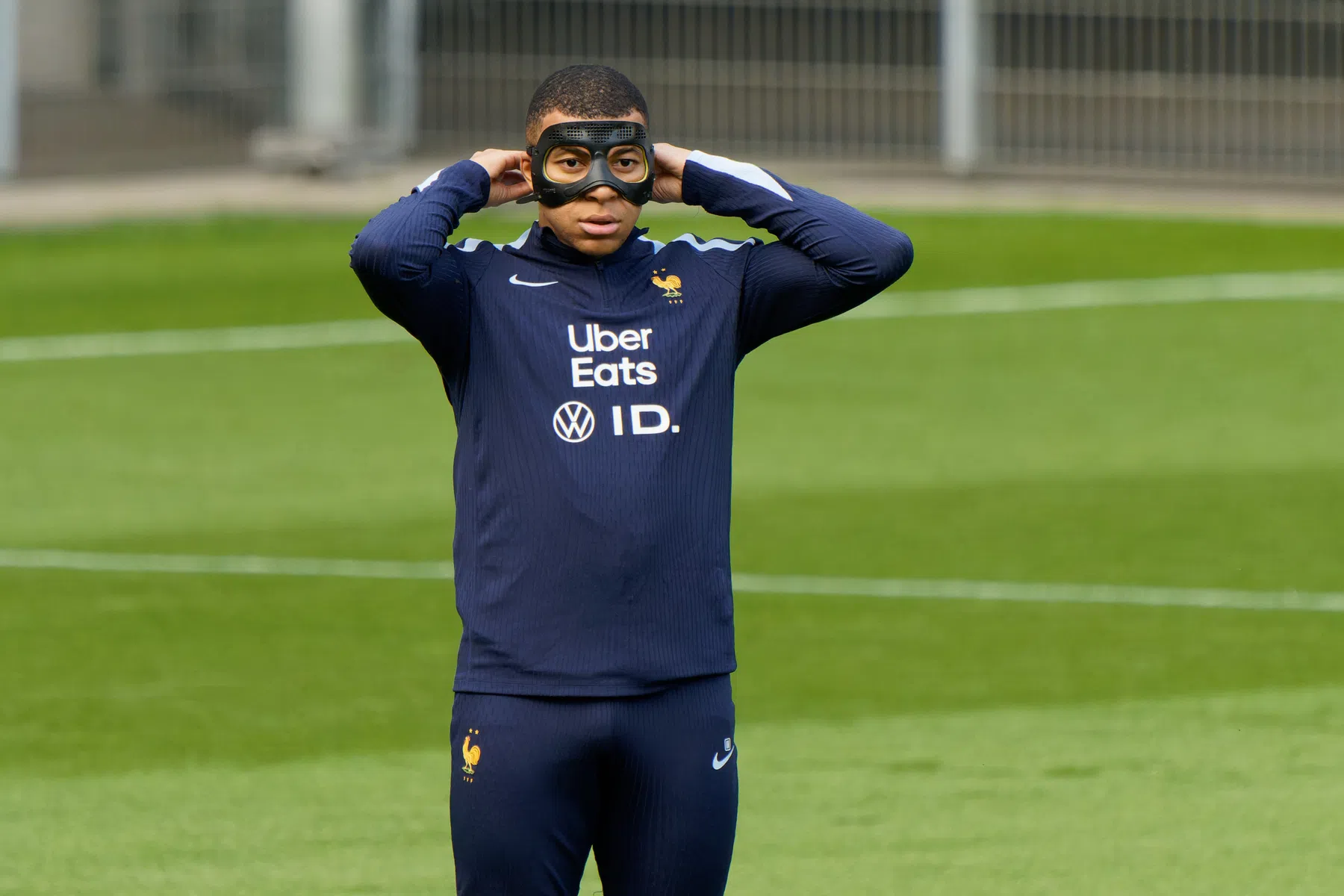 Zicht Mbappé beperkt door masker: 'Voelt alsof je 3D-bril draagt'