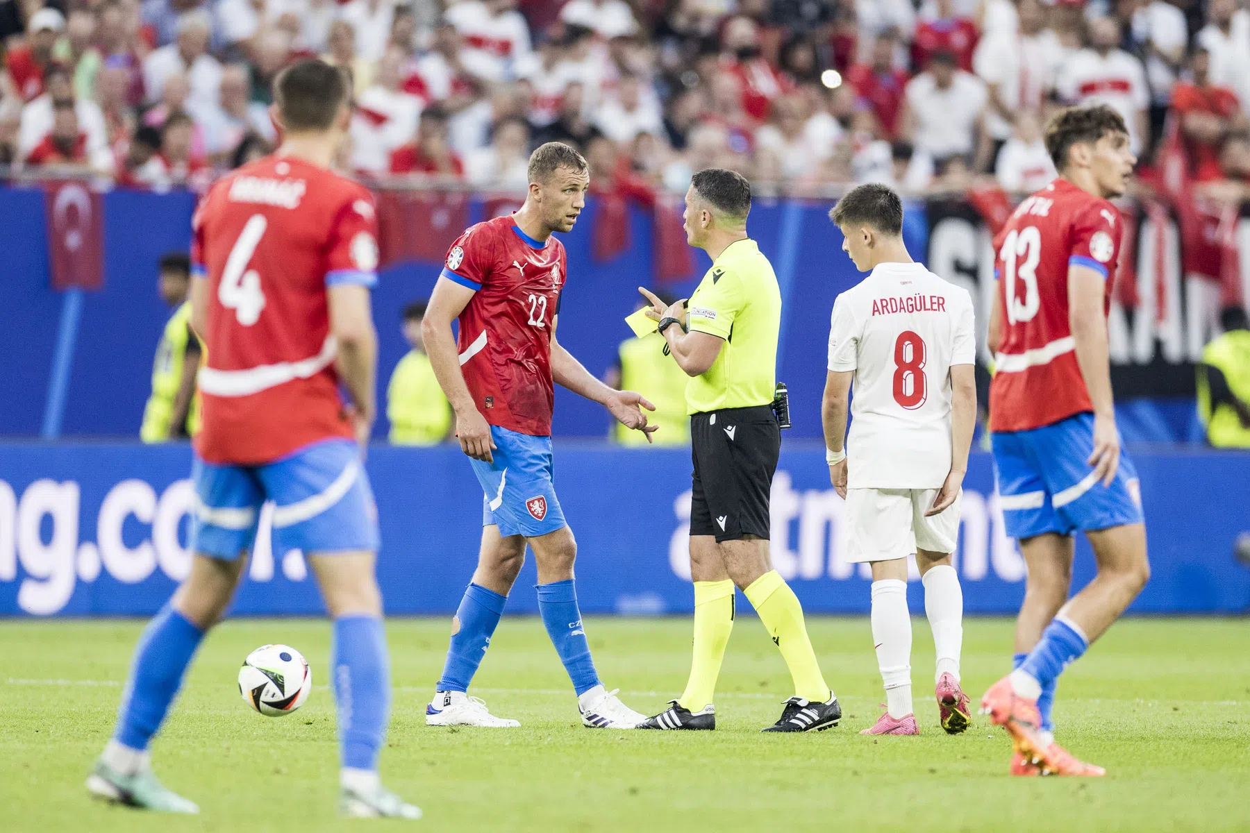 Woede in Tsjechië: 'Scheidsrechter wilde man van de wedstrijd zijn'