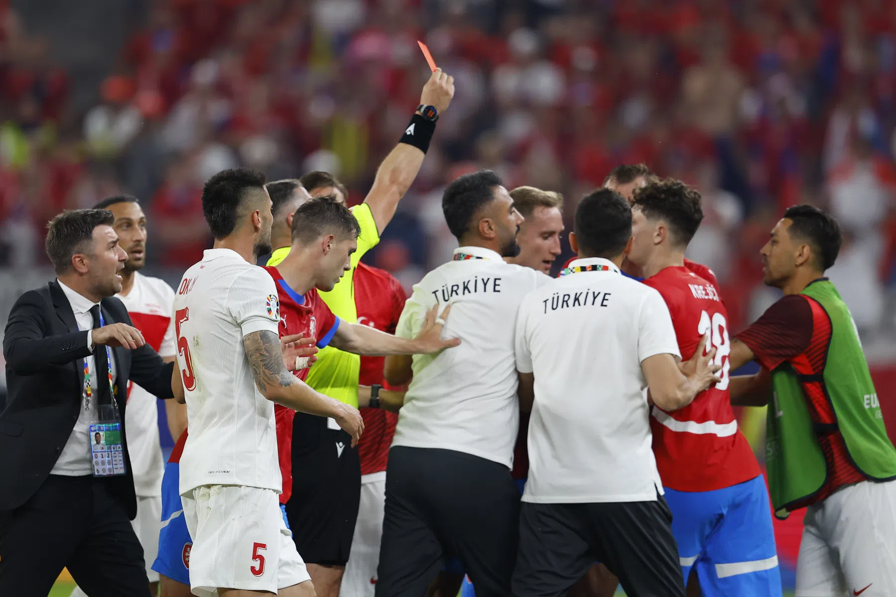 Tsjechië en Turkije vestigen kaartenrecord op EK