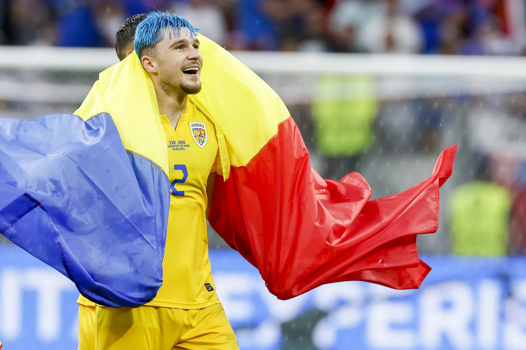 Hiervan zou je de Roemeense rechtsback met blauw haar kunnen kennen