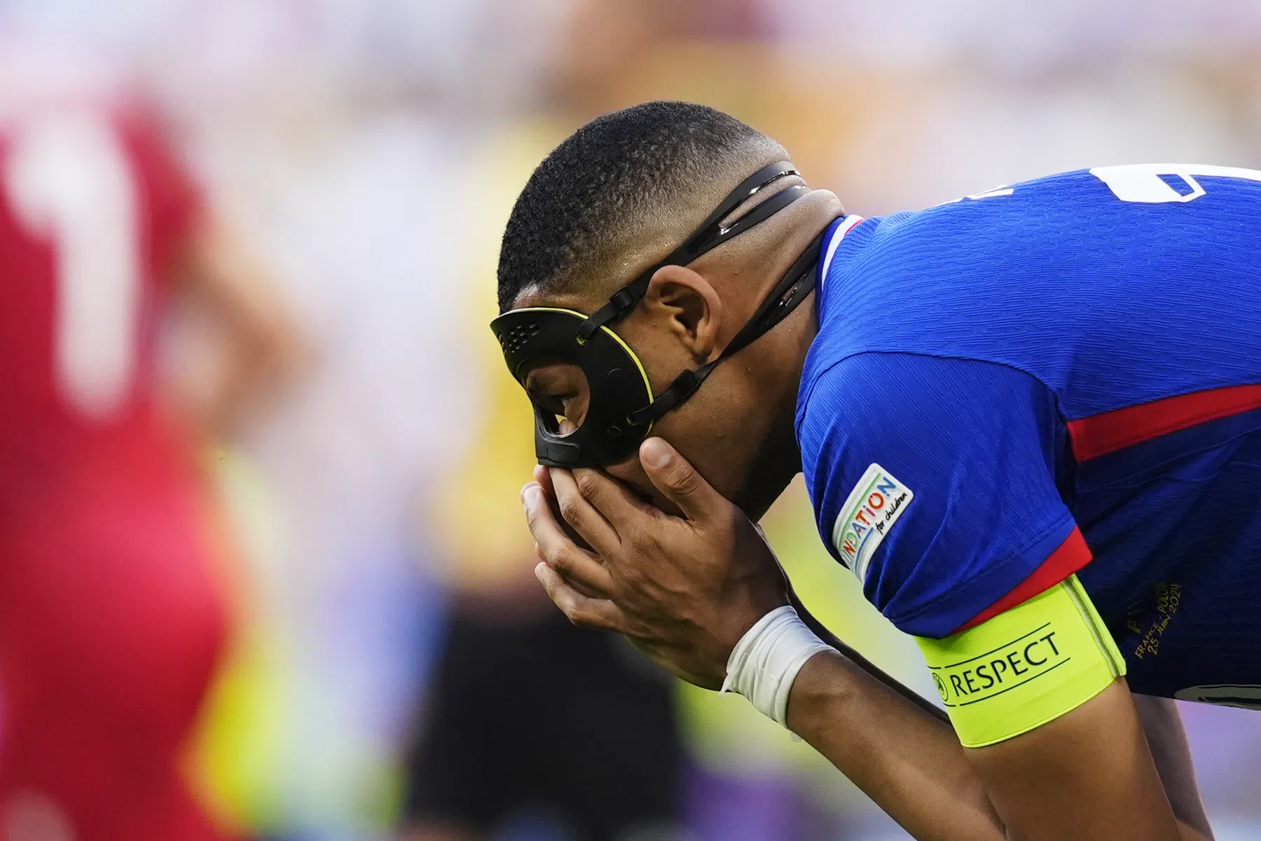 Mbappé gaat tijdens Frans persmoment los over 'verschrikkelijk' masker