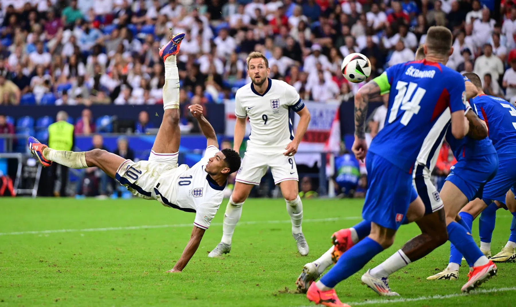 Bellingham schrijft geschiedenis met prachtige omhaal en redt Engeland