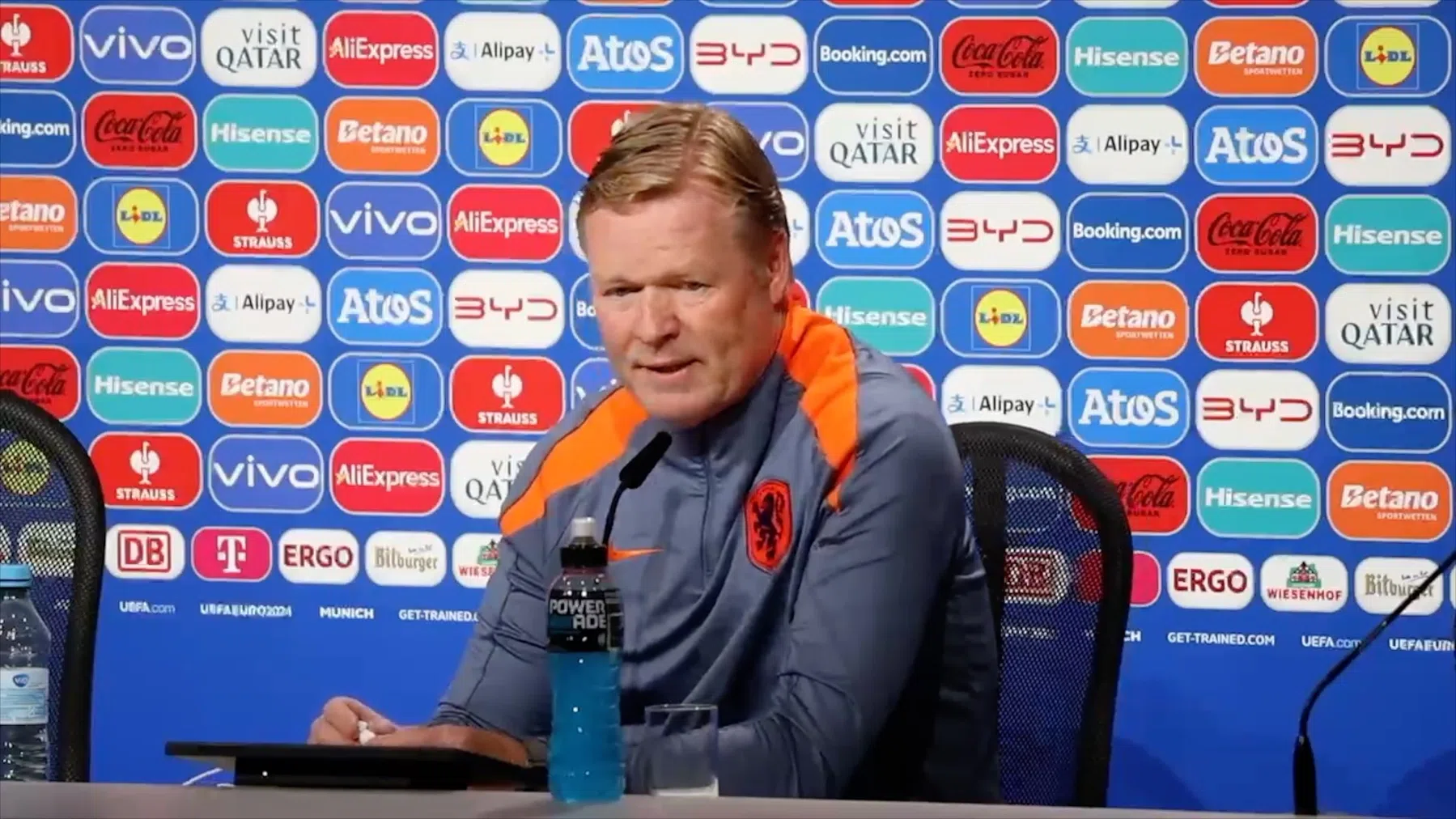 Koeman barst in lachen uit nadat hij wordt aangesproken met 'Michels'