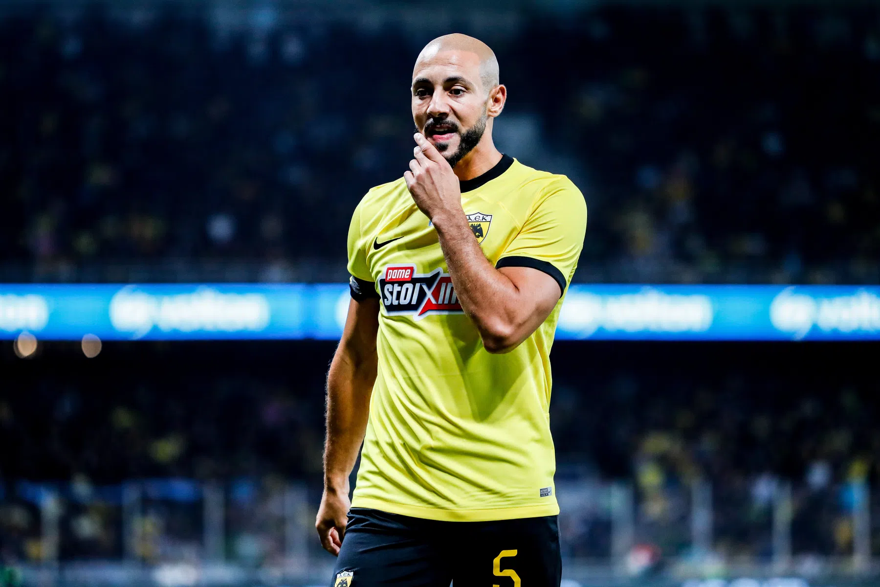Amrabat (37) plakt er nog een jaar aan vast in Griekenland