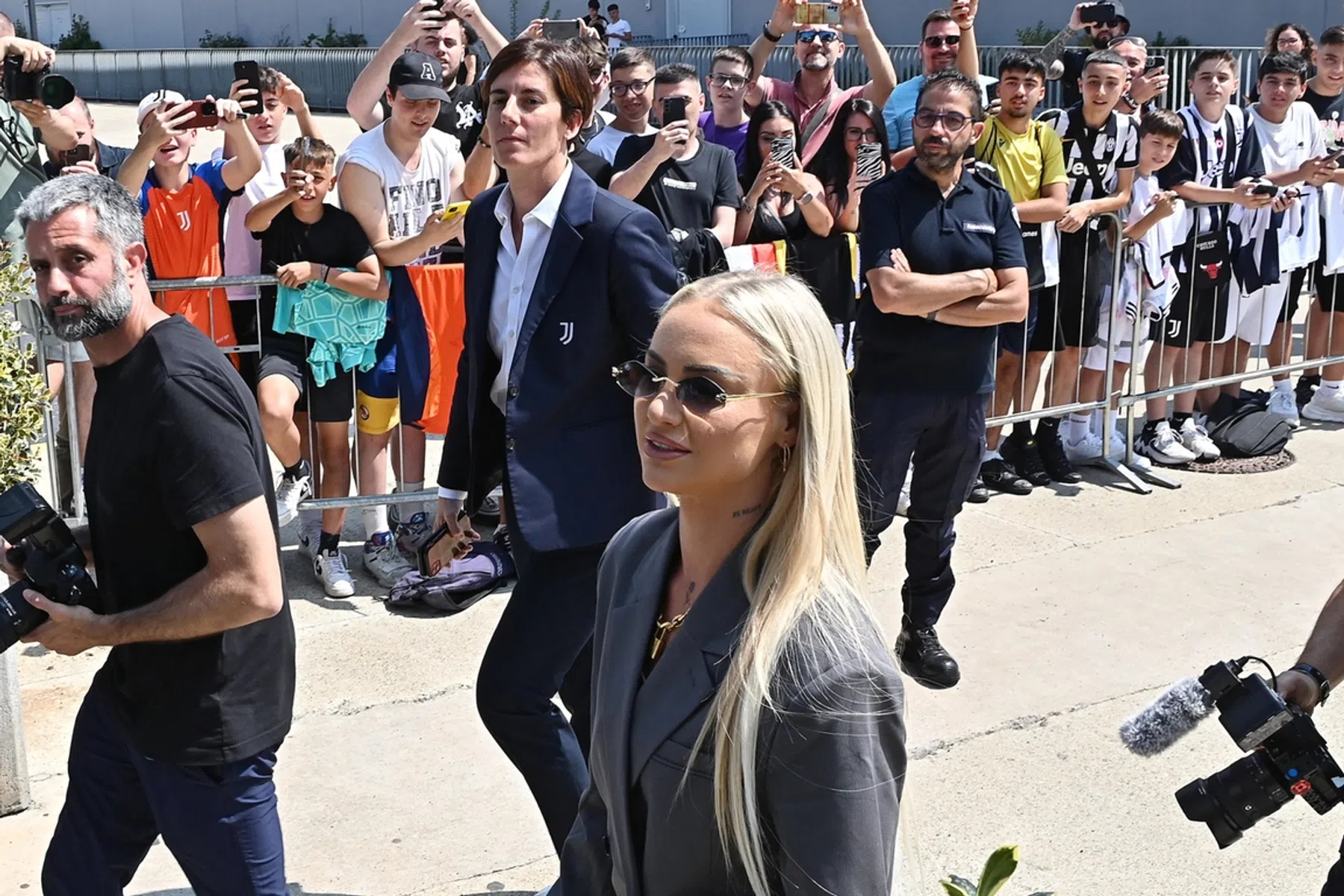 Double date: Douglas Luiz en geliefde Lehmann maken transfer