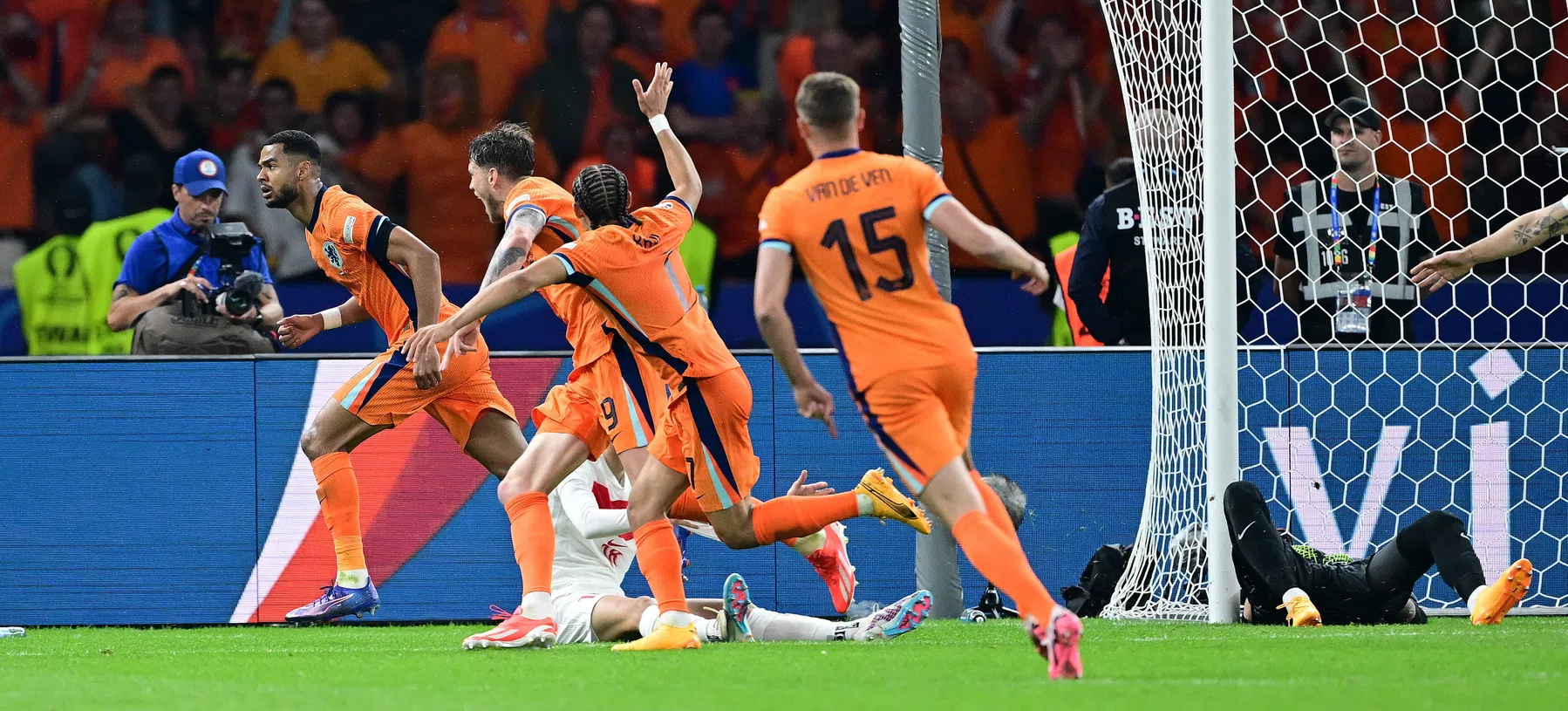 Oranje knokt zich in meeslepend gevecht langs Turkije en is halvefinalist