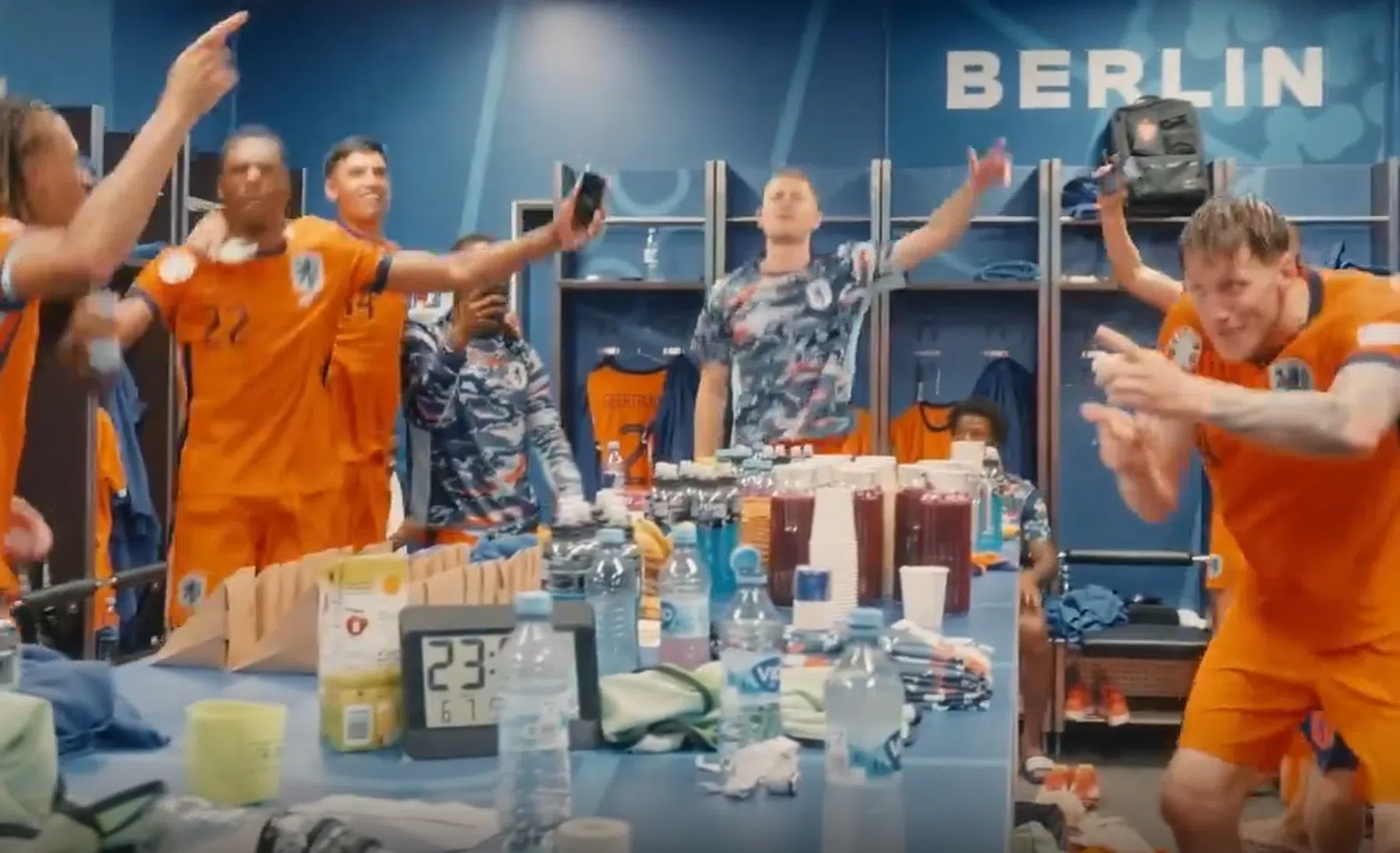 Viva Hollandia: Oranje-selectie viert (met Frenkie de Jong) feest in kleedkamer