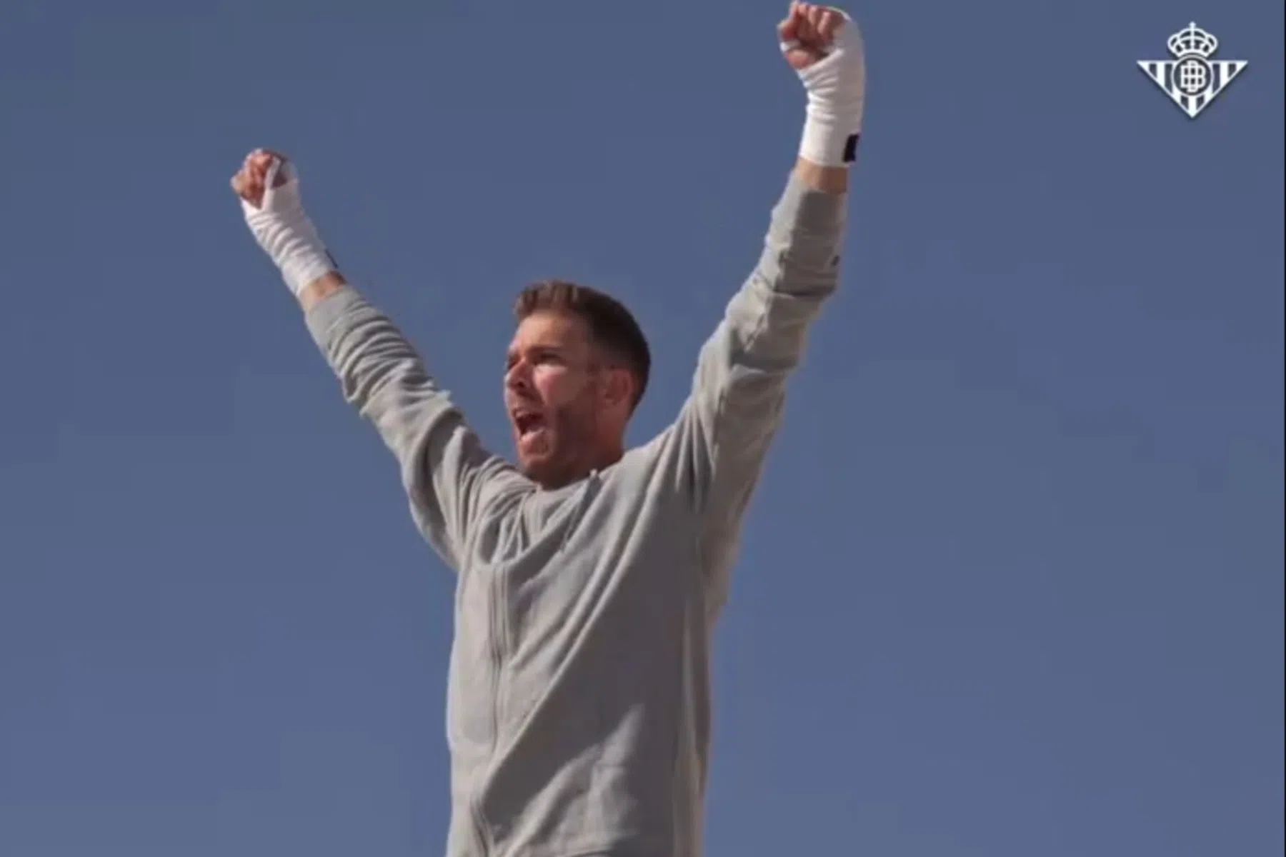 Slot ziet goalie niet terug bij Liverpool na transfervideo in Rocky-stijl