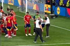Thumbnail for article: Beveiliger laat Morata en Spanje schrikken met pijnlijke uitglijder