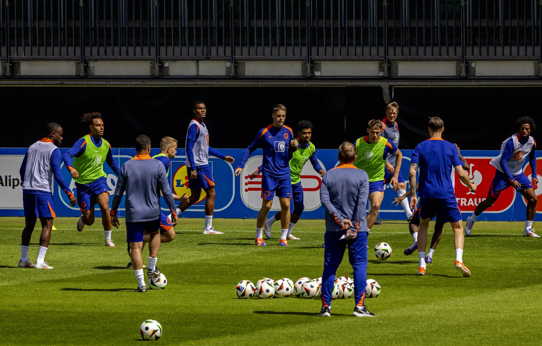 Alle Oranje-internationals op trainingsveld in aanloop naar clash om finaleplek