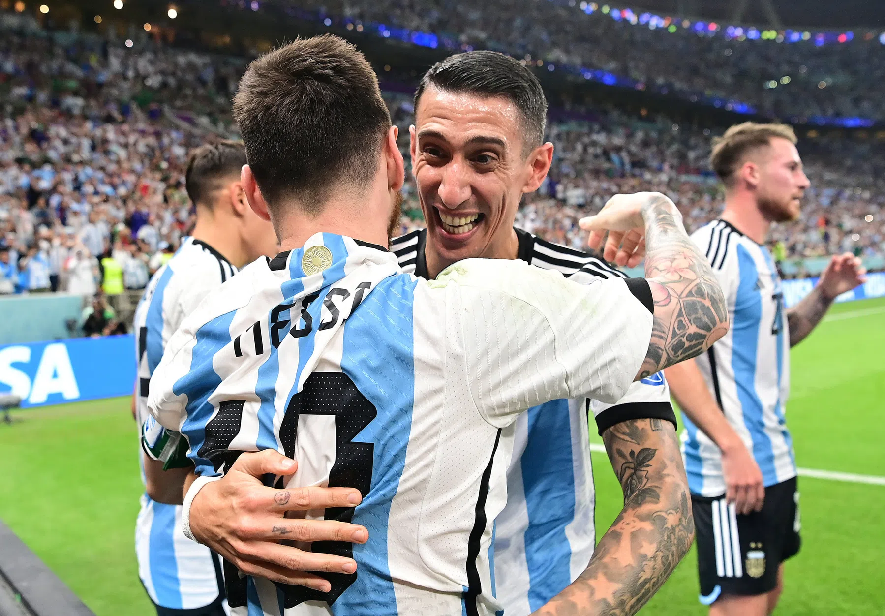 Tot tranen geroerde Messi brengt ode aan Di María na bereiken finale