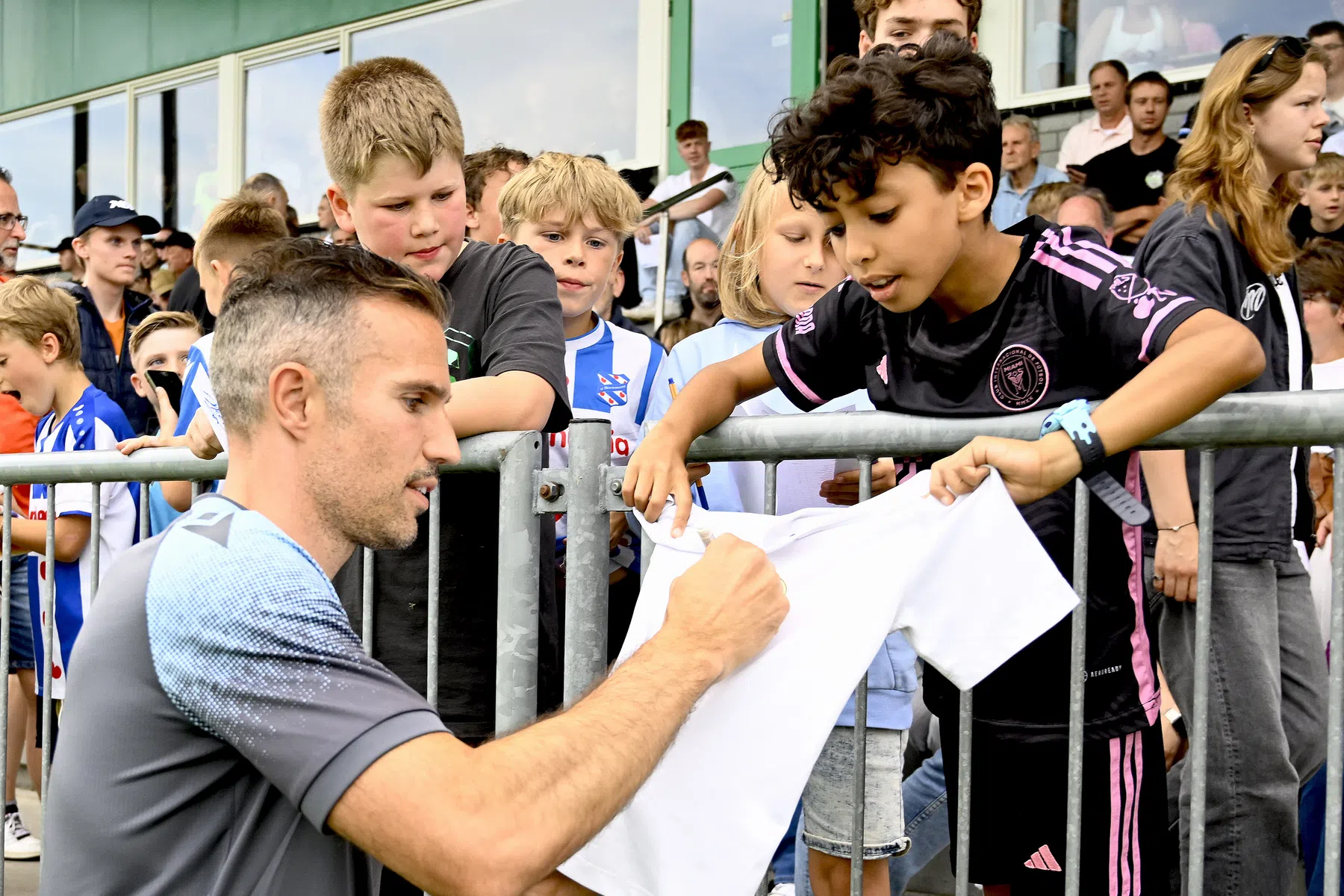New pop star in town: een avond Van Persie-mania in Joure