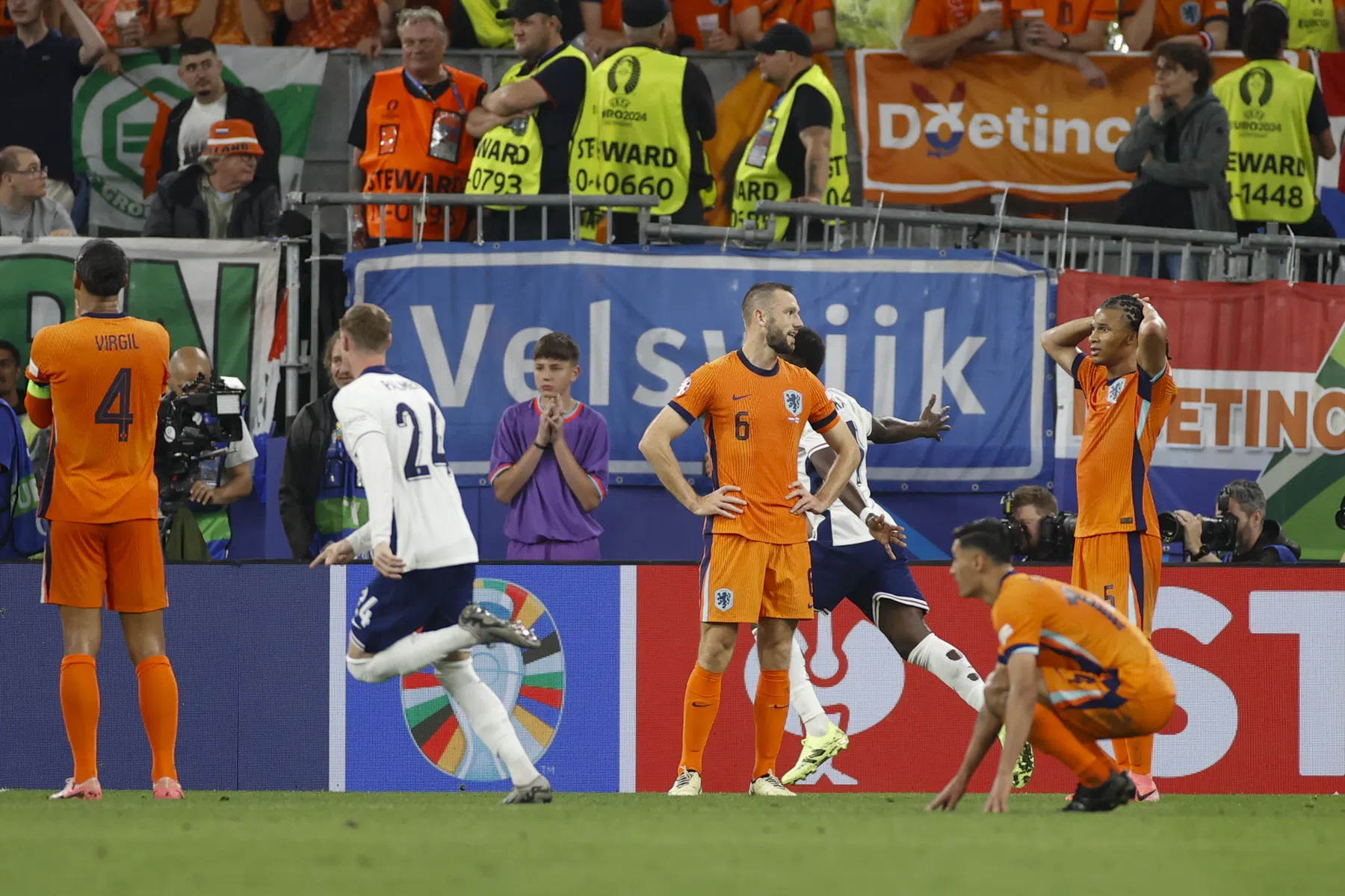 Grootmeester van het verdedigen berispt De Vrij na goal Watkins