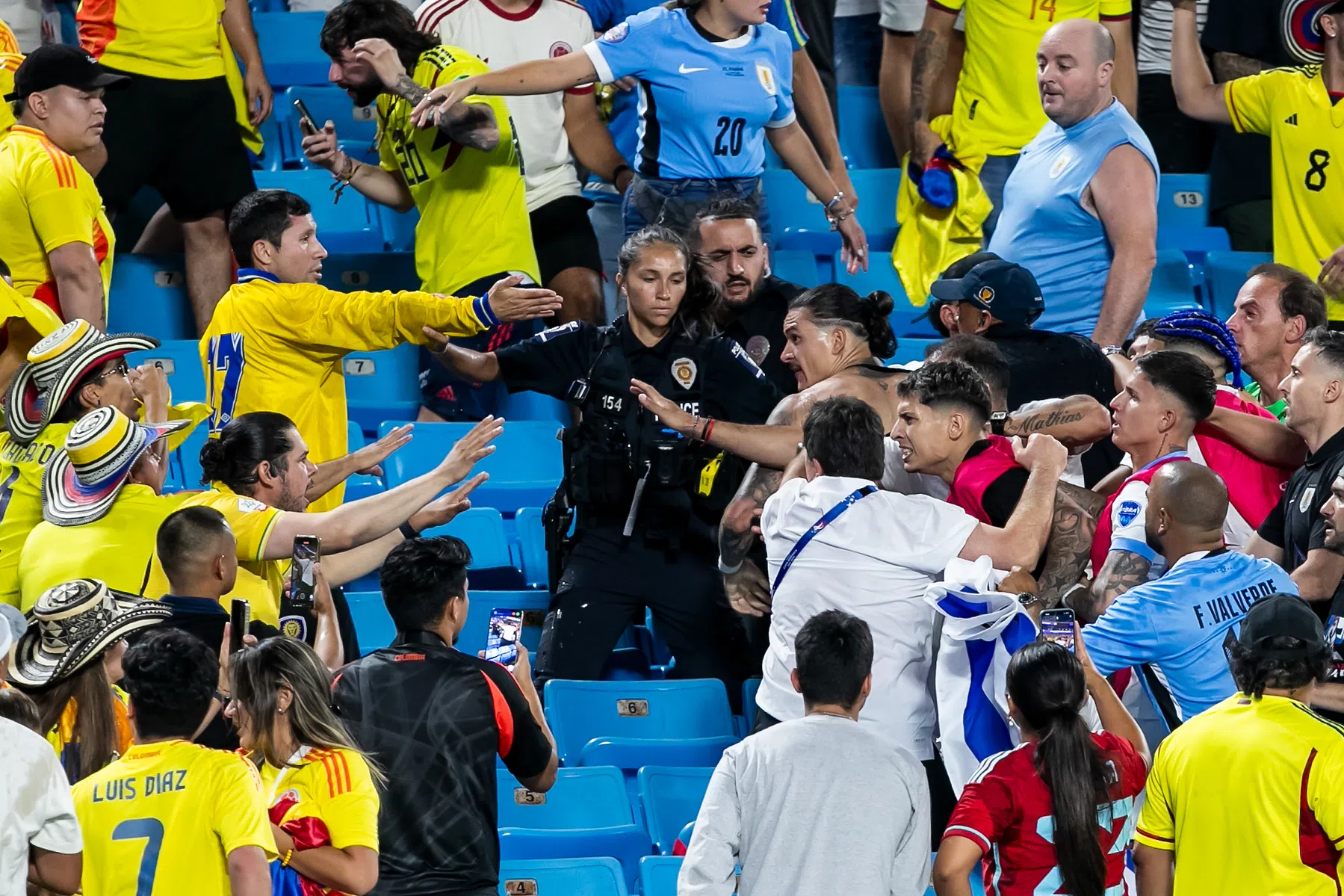 Totale chaos: Núñez en teamgenoten in massale vechtpartij met fans Colombia