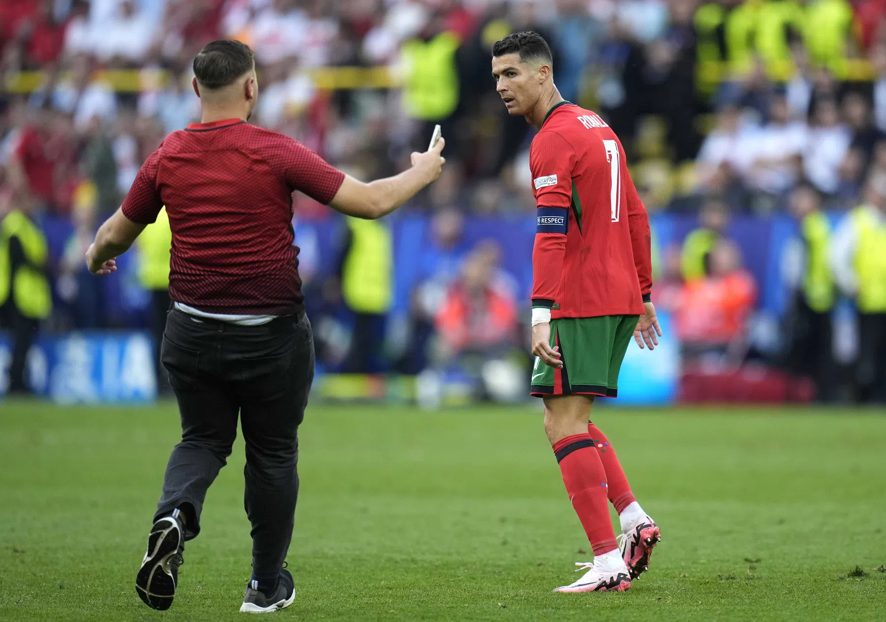 Eén ergernis UEFA over 'heel goed' EK, gevoed door 'Ronaldo-mania'