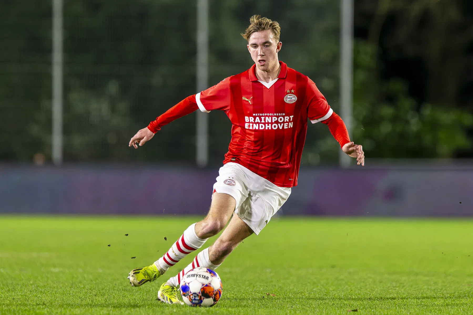 PSV verlengt contract talentvolle middenvelder Land