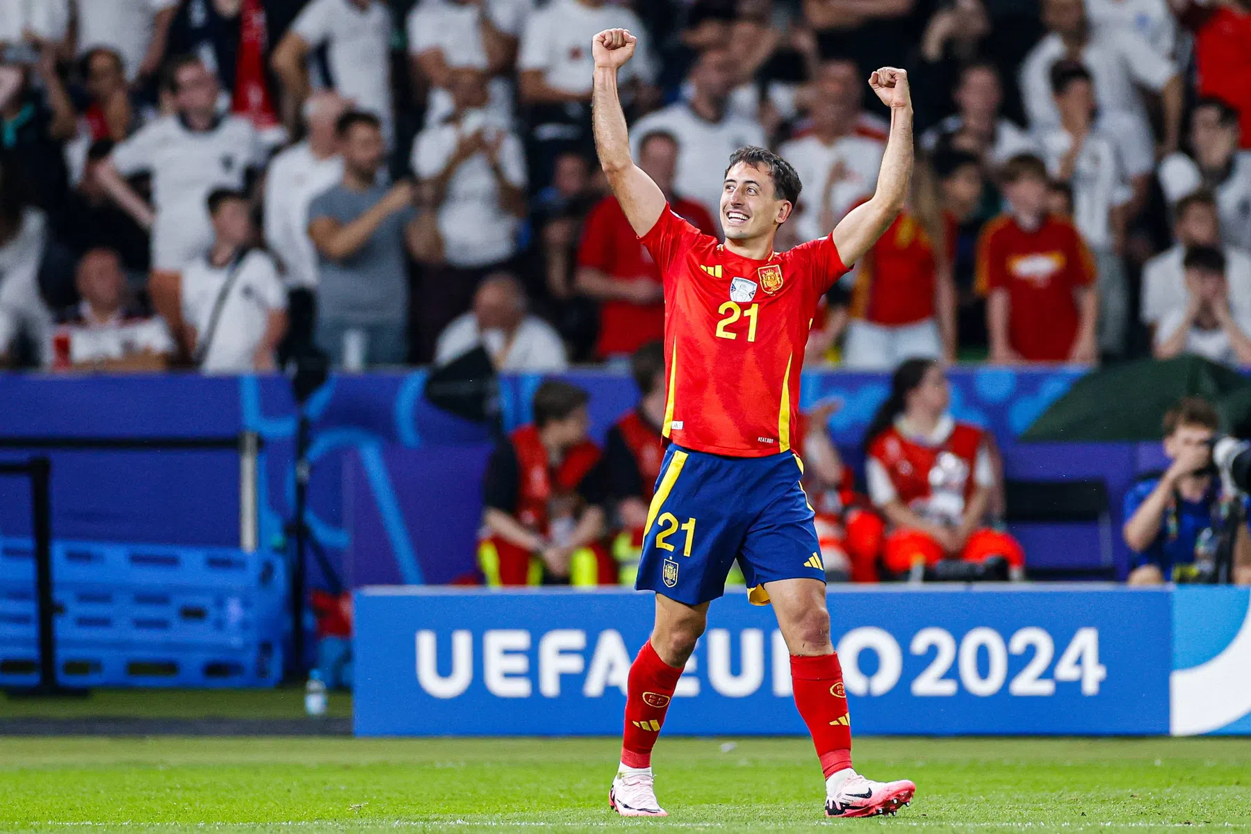 Spanje zet kroon op het werk en is Europees kampioen na zege op Engeland