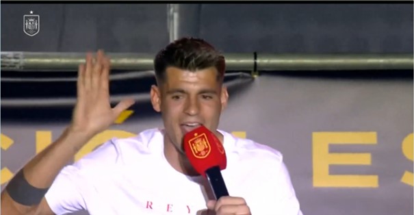 Morata vraagt Spaans publiek tijdens titelfeest: 'Waar is Musiala?'