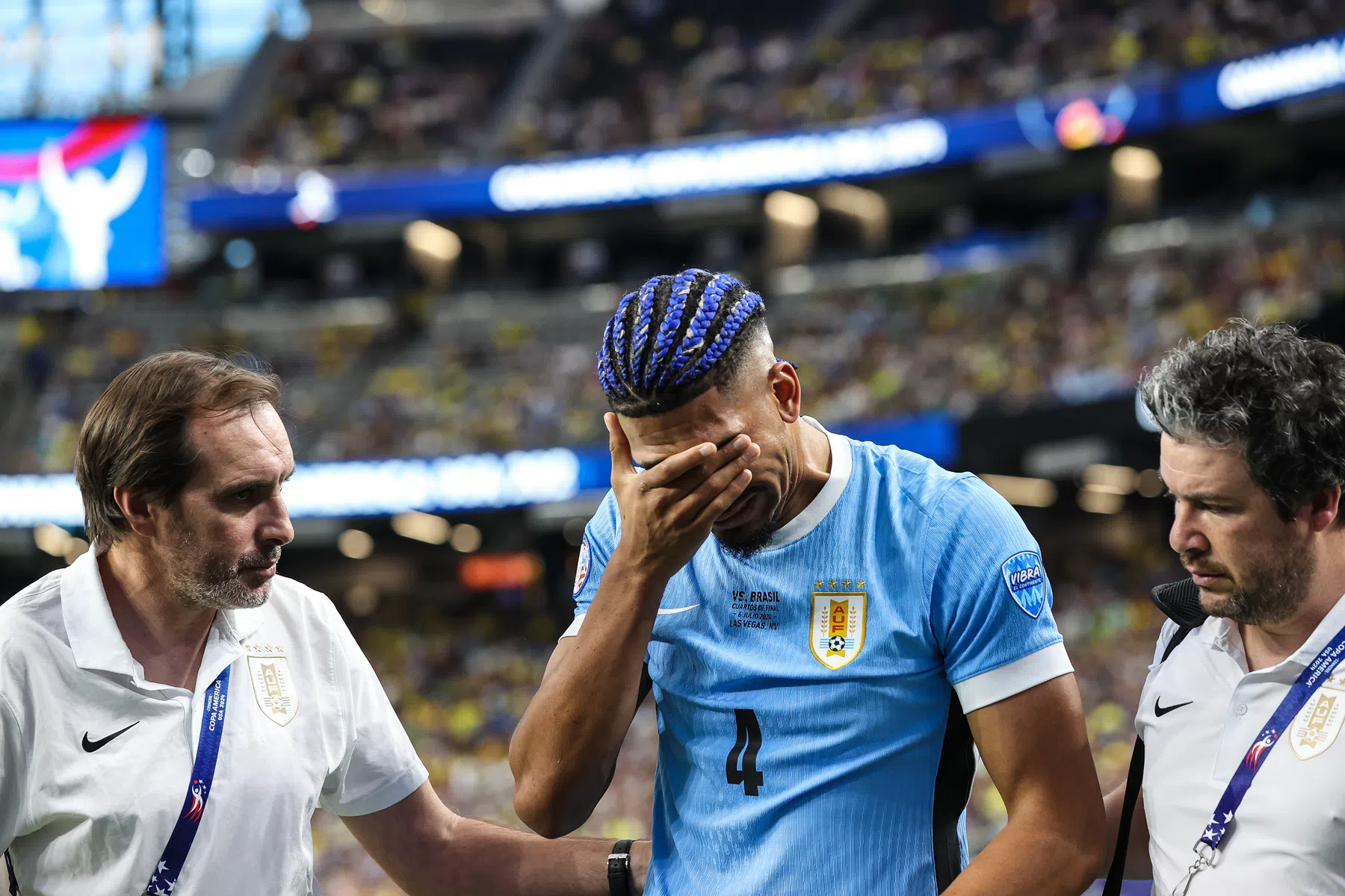 Barcelona bevestigt hamstringoperatie Araújo, vrees voor maandenlange absentie