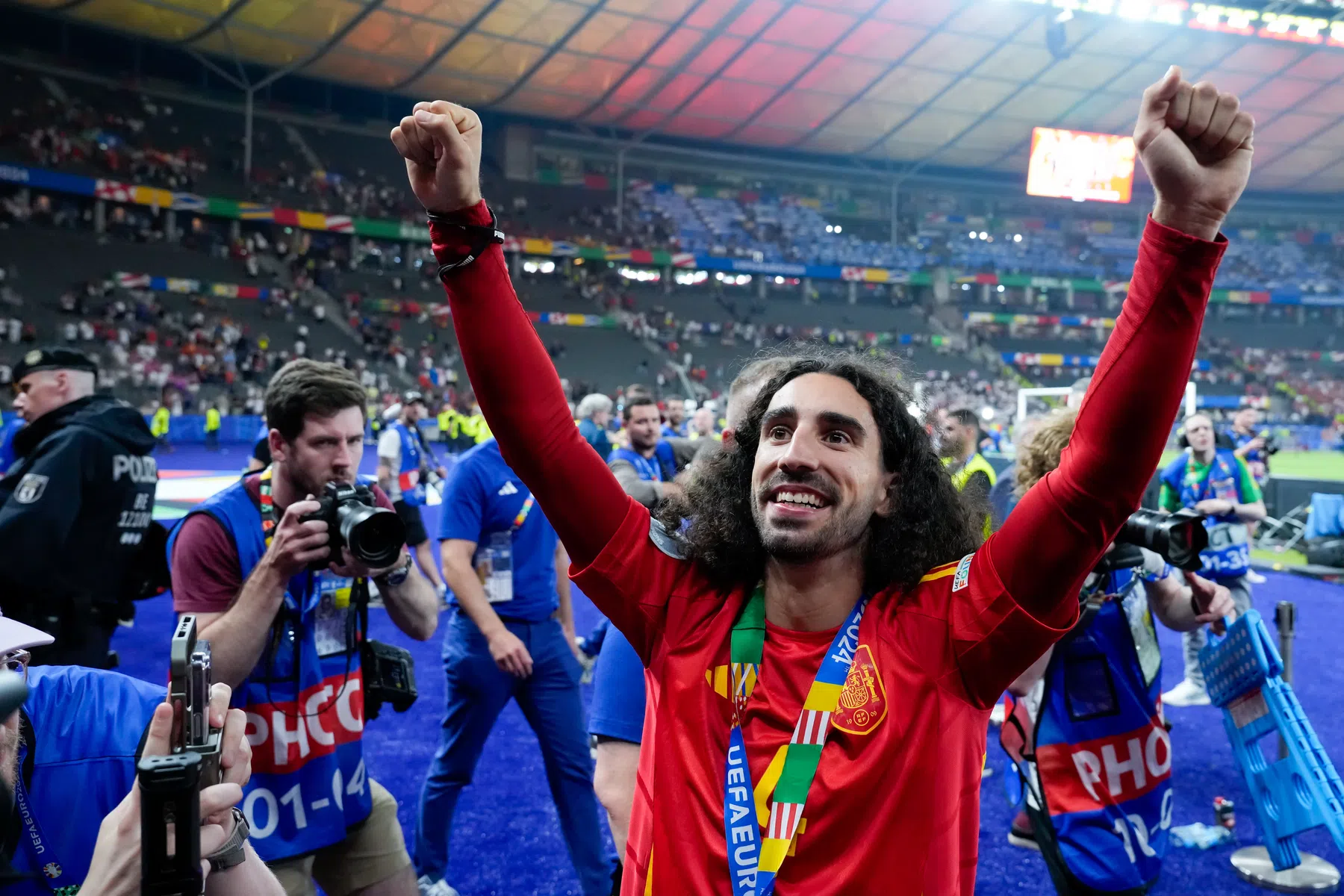 Pijnlijk: Cucurella slaat na beslissende rol in EK-finale terug naar Neville