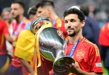 Thumbnail for article: Prijzenpakker Jesús Navas steekt Spaanse iconen voorbij