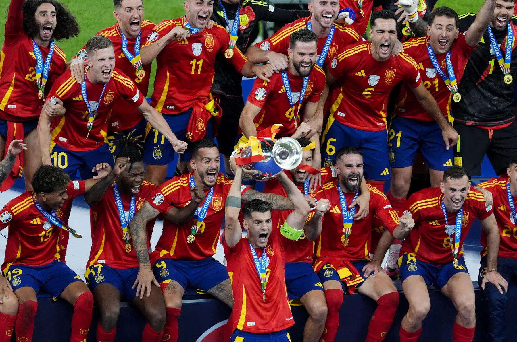 UEFA laat Nederlanders links liggen in EK-elftal, Spanje levert zes spelers
