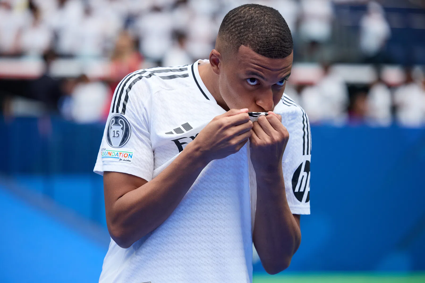 Embleem kussende en Spaans sprekende Mbappé verovert Real-harten