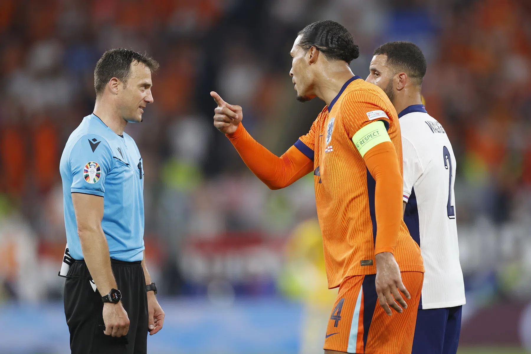 België volgt voorbeeld UEFA en bestraft commentaar op arbitrage