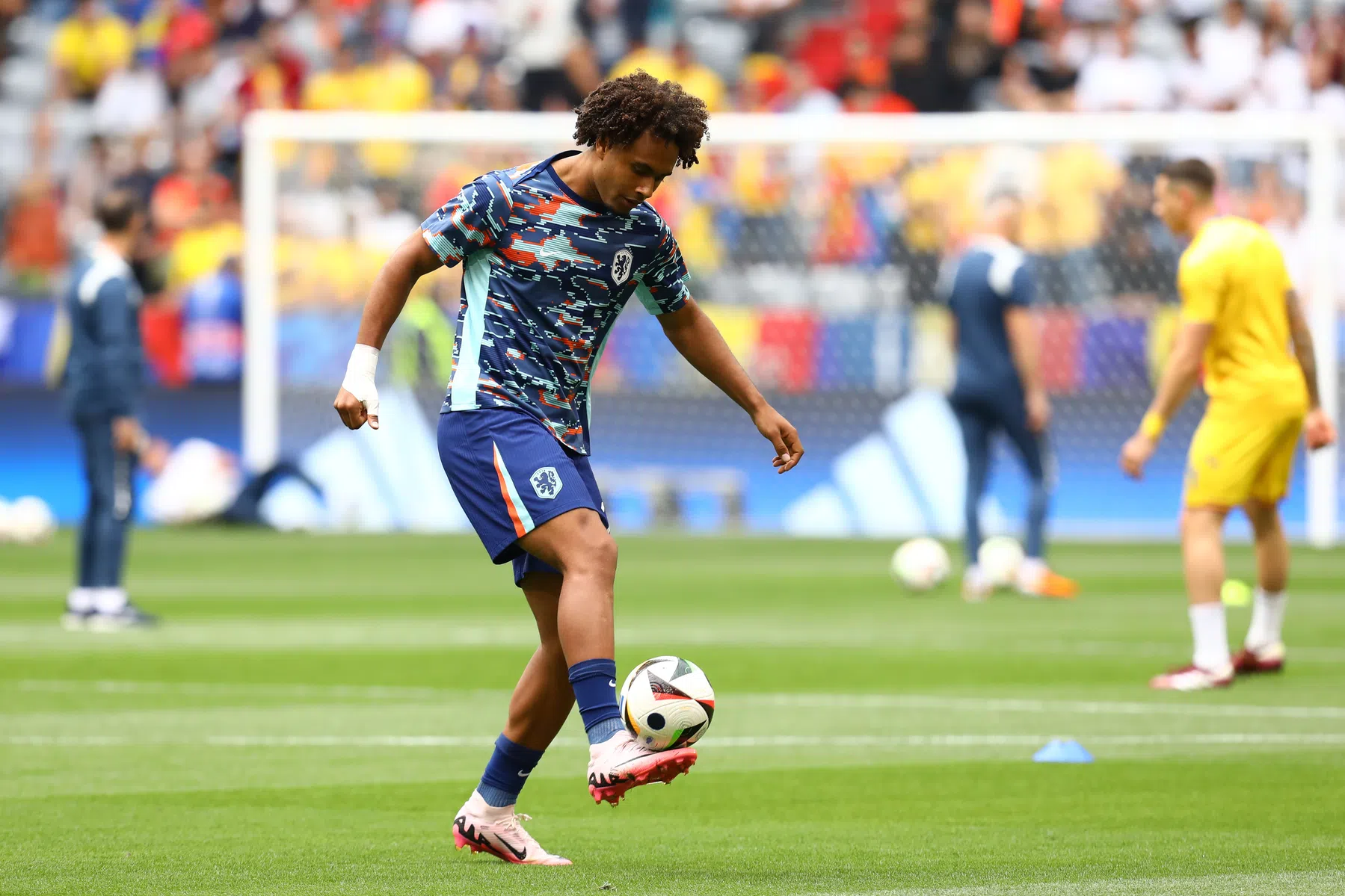 Entertainer Zirkzee maakt kennis met Man Utd en prijst Mainoo