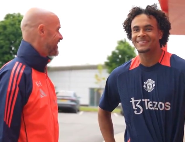 Mooi onderonsje tussen Ten Hag en 'hongerige' Zirkzee: 'Ruud wacht op je!'