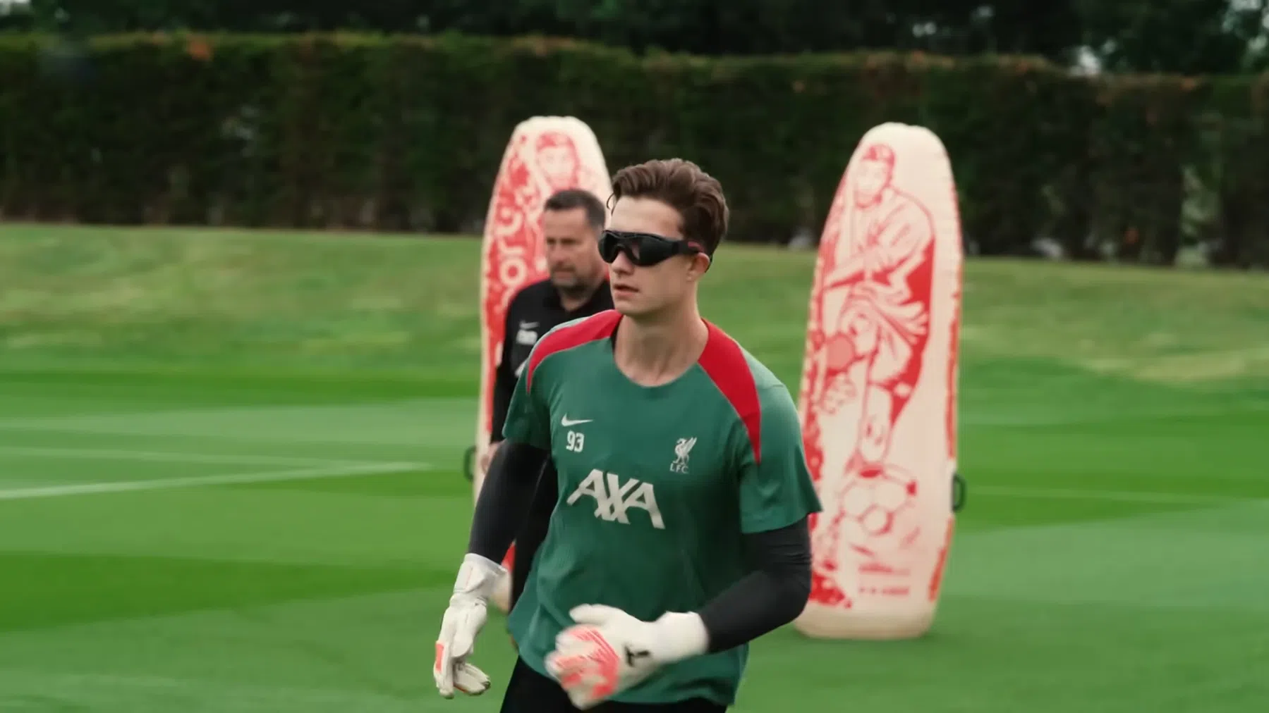 Waarom de keepers van Liverpool een zwarte bril dragen op de training