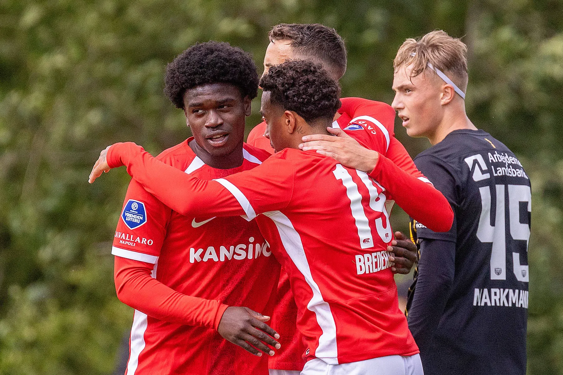 Nieuwkomers helpen AZ aan zege op Kortrijk