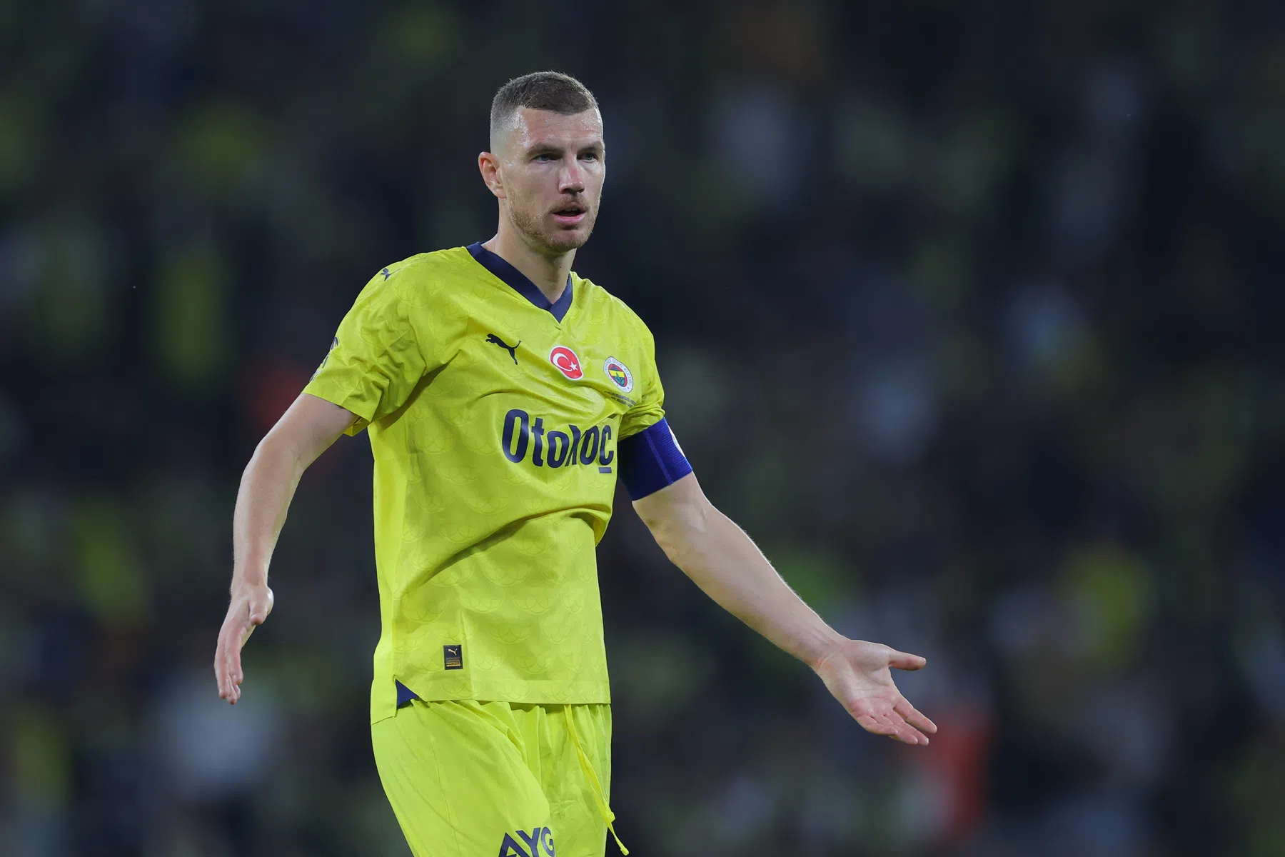 Hattrick Dzeko helpt Mourinho aan zege in spectaculaire ouverture