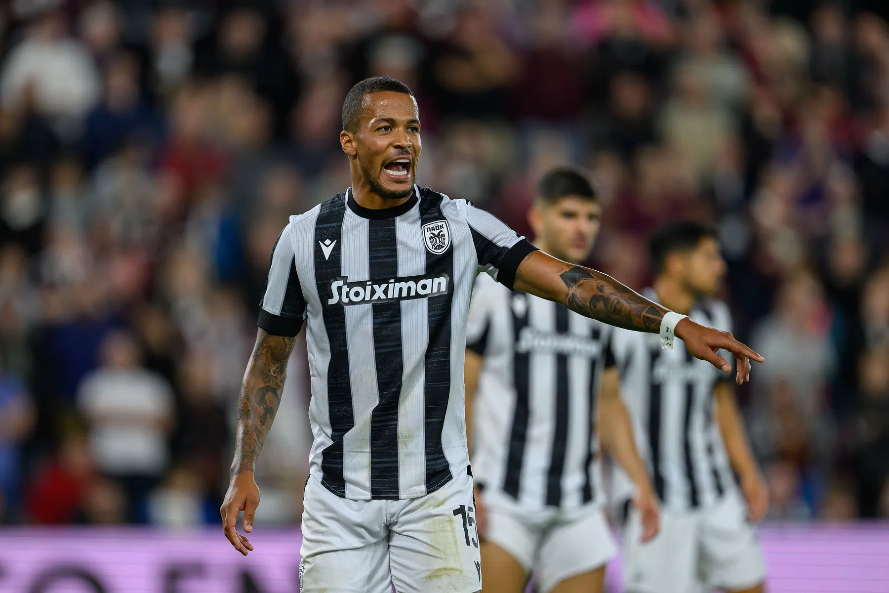 Troost-Ekong kopt PAOK in extase, Padt droomt van Champions League