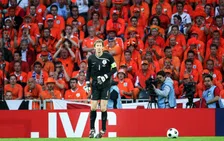 Thumbnail for article: De Oranje-memoires van Van der Sar: 'Ik voelde een paar haartjes van Ortega'