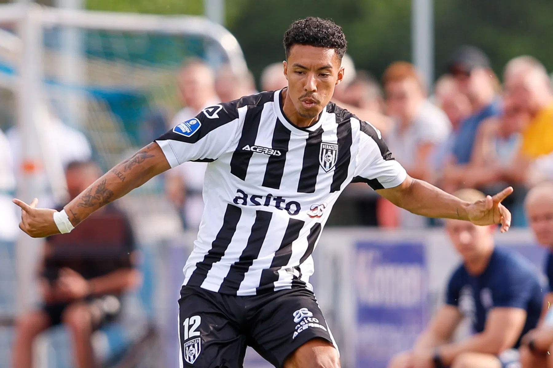 Heracles wijst bod op linksback Roosken af