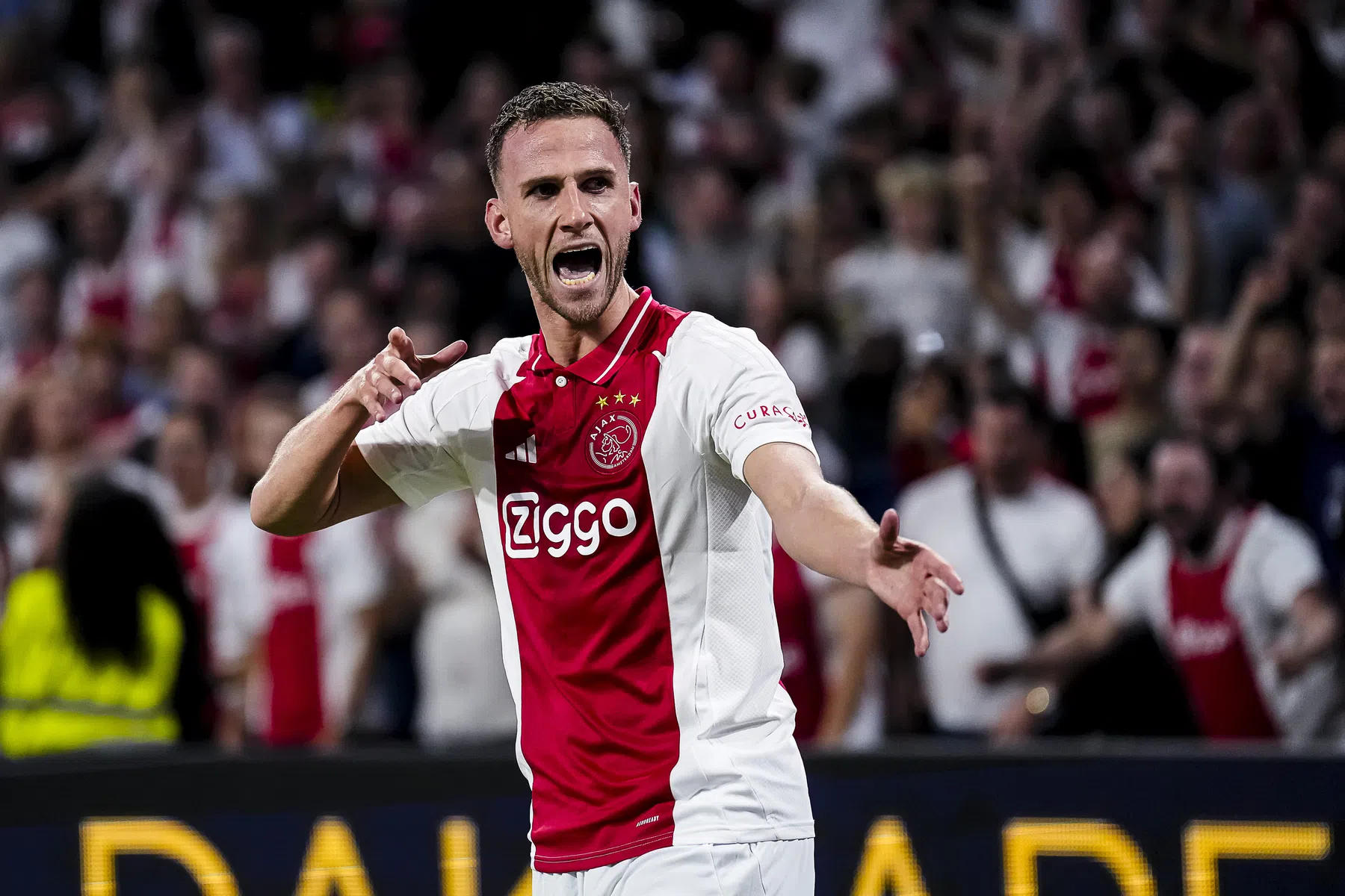Van den Boomen bezorgt Farioli winnende start bij Ajax