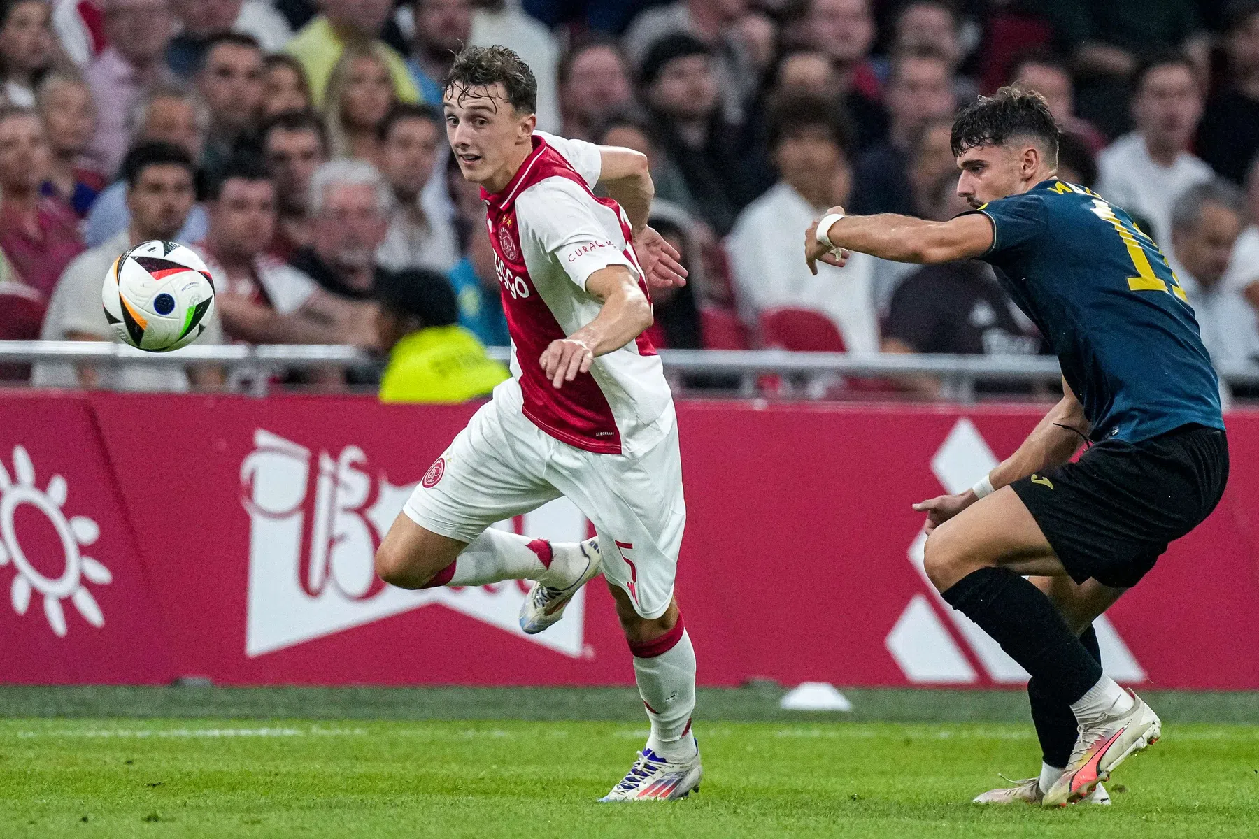Baas maakt indruk in nieuwe Ajax-rol: 'Zoals Blind of mijn broer'