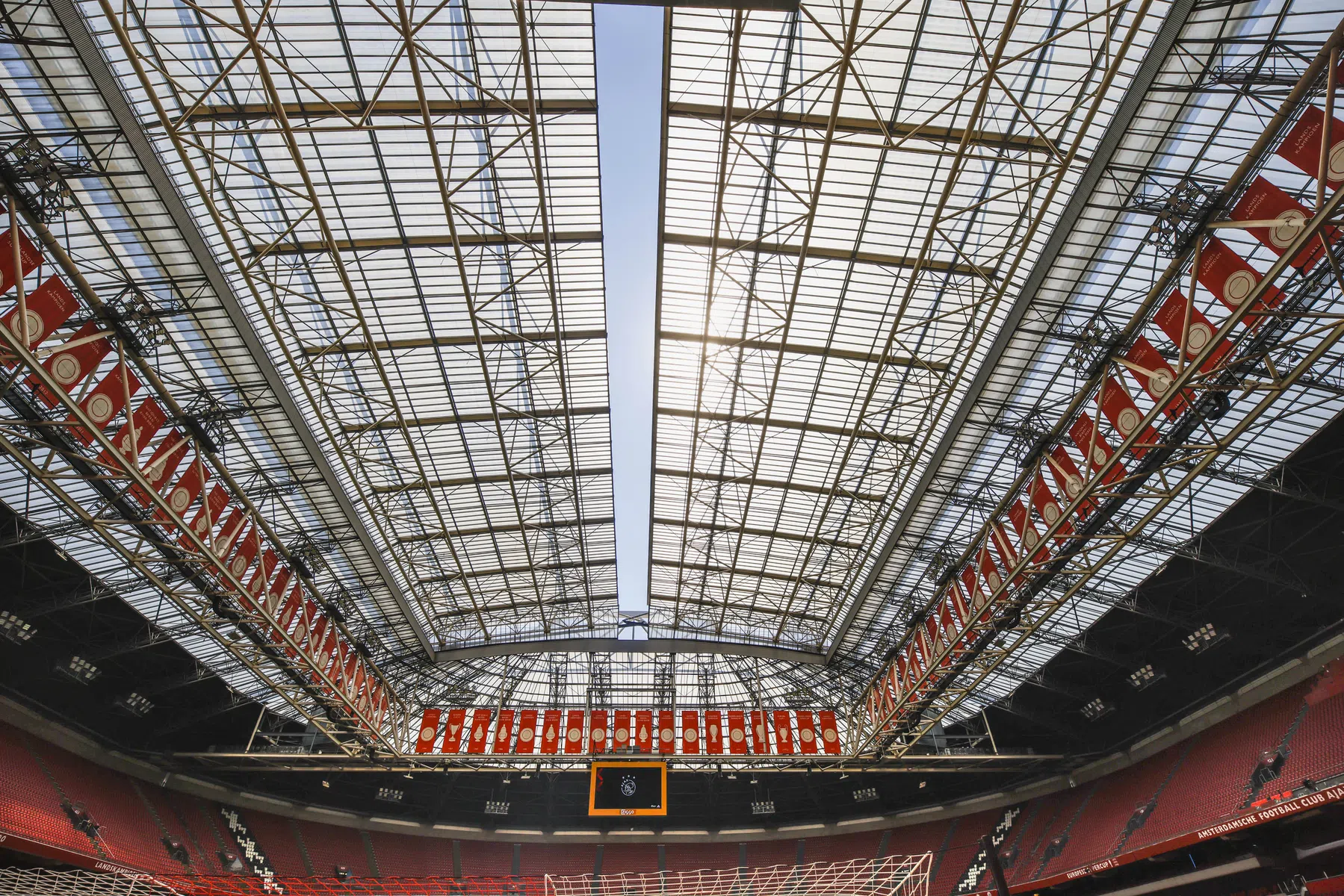 Hierom zat het dak van de Johan Cruijff Arena dicht tijdens Ajax – Vojvodina
