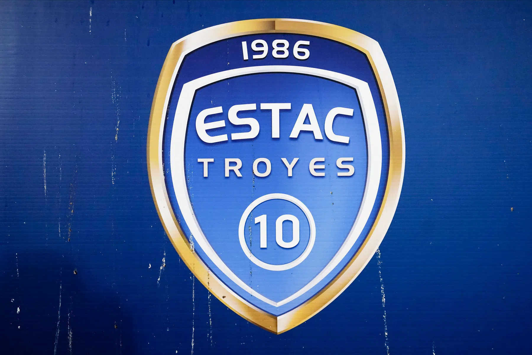 'Lege huls' Troyes mazzelt door failliet Bordeaux en ontloopt degradatie
