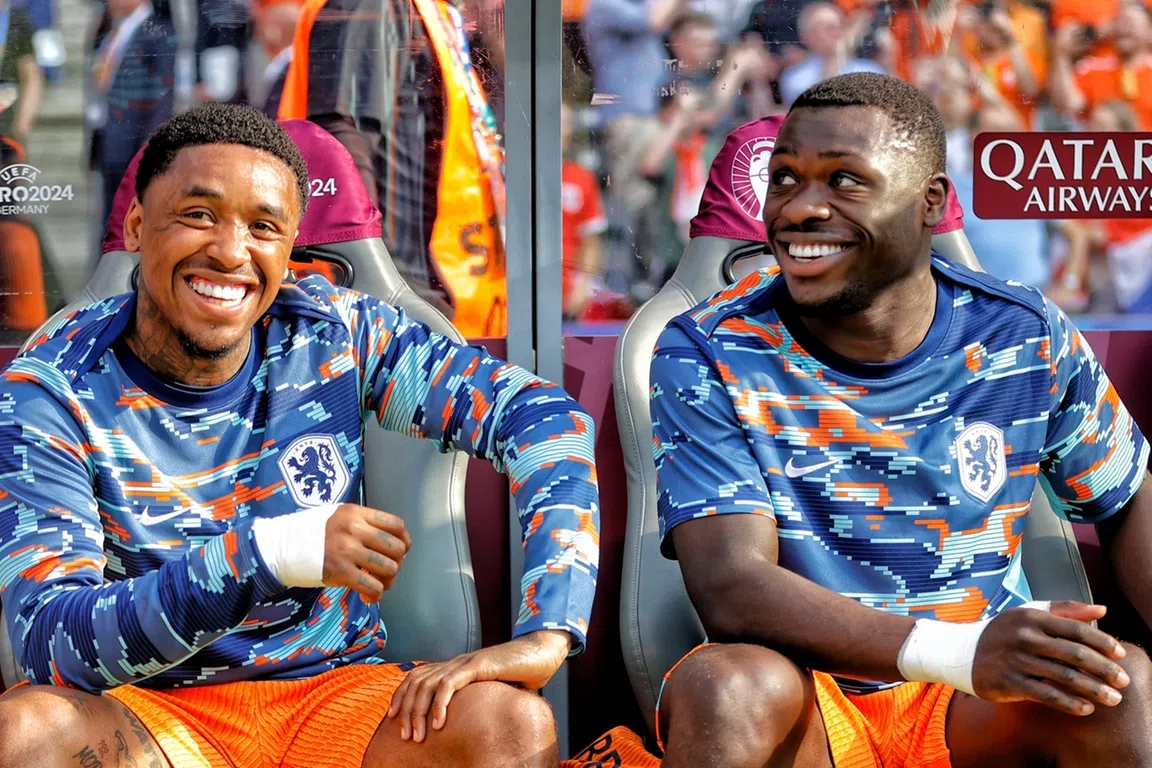 Ajax test Brobbey en Bergwijn